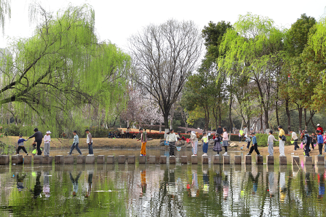 公园海绵化　春光伴游人