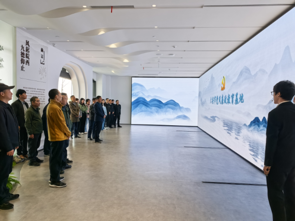 党建引领守“粮”心 政企联动树新风
——市发改委与红土地公司联合开展主题党日活动