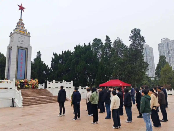 六安市发改委开展清明祭英烈活动